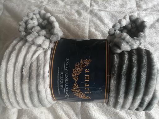 Buy & Sell Heath Town Wolverhampton - Photos for New large full Queen Jacquard blanket