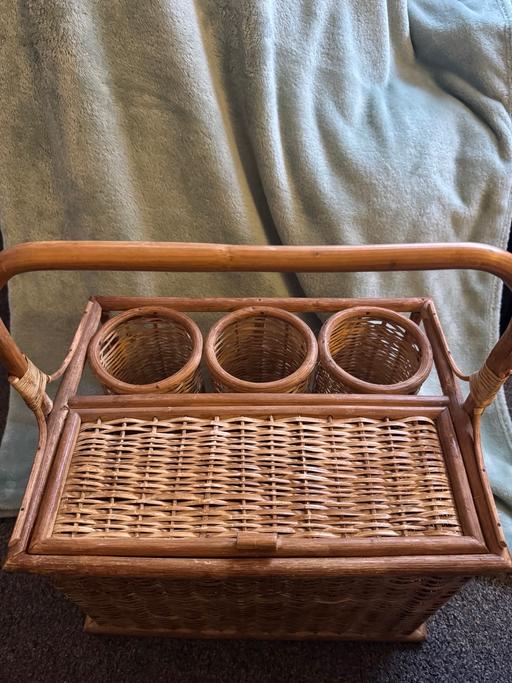 Buy & Sell Heath North East Derbyshire - Photos for Vintage wicker wine holder picnic basket