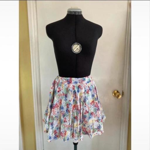 Buy & Sell Streatham South West London - Photos for White skirt with multicolour flowers