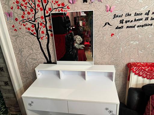 Buy & Sell Old Kent Road South East London - Photos for White dressing table with mirror