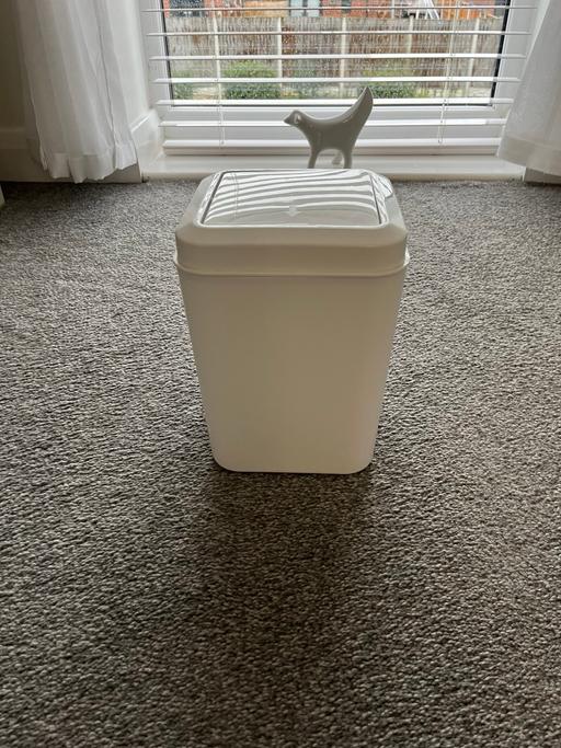 Buy & Sell Kirkby Knowsley - Photos for Small white plastic bathroom flip top bin