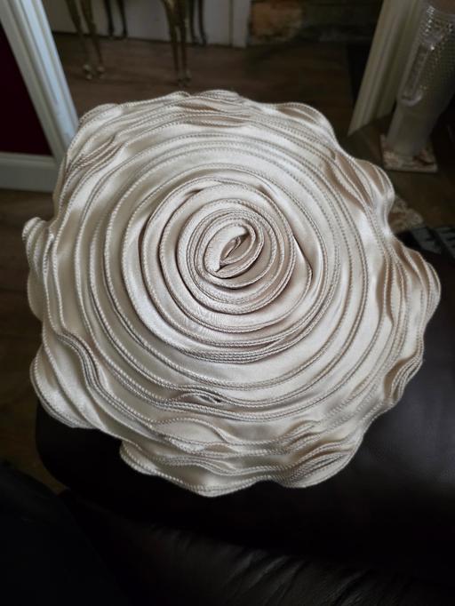 Buy & Sell Pensnett Dudley - Photos for NEXT SMALL CHAMPAYNE FLOWER CUSHION