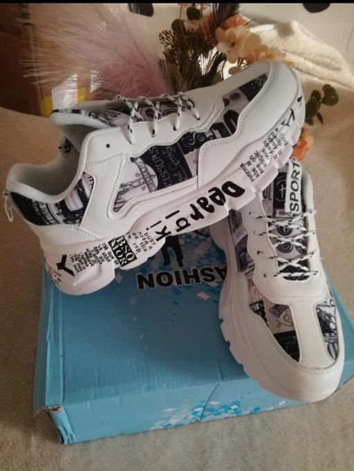 Buy & Sell Rheola Neath Port Talbot - Wales - Photos for Letter Graphic Unisex Trainer