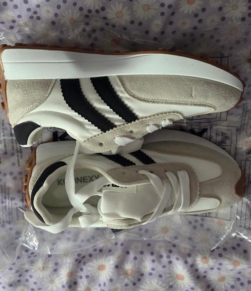 Buy & Sell Ruislip Hillingdon - Photos for Beige Trainers.