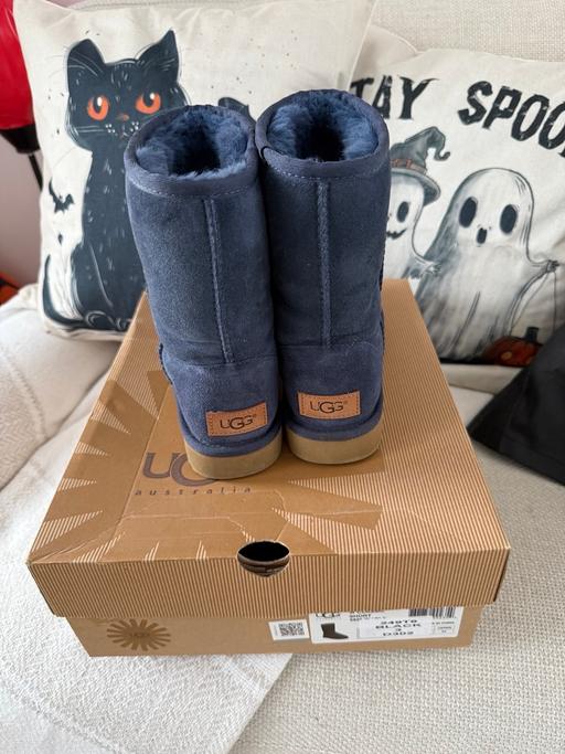 Buy & Sell Trafford Greater Manchester - Photos for Navy blue Ugg boots