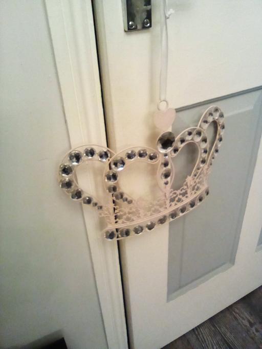 Buy & Sell Marks Gate East London - Photos for pink hanging crown