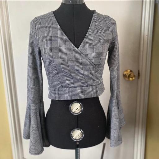 Buy & Sell Roehampton South West London - Photos for Cropped top with flare sleeves