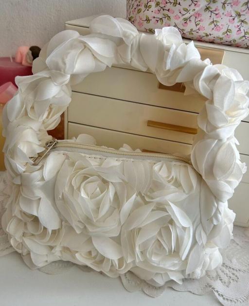 Buy & Sell Surrey Research Park Guildford - Photos for Floral white handbag