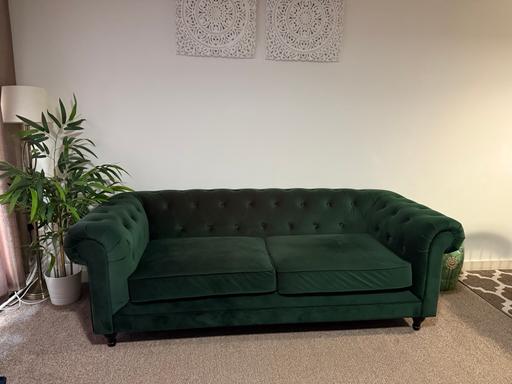 Buy & Sell All Saints East London - Photos for Chesterfield sofa and storage footstool