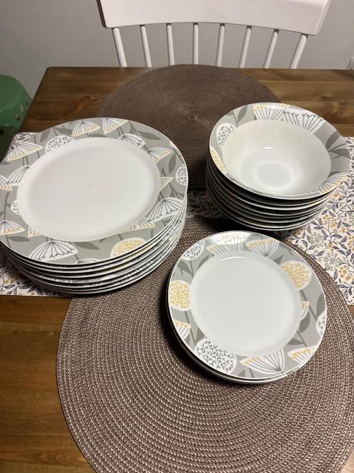 Buy & Sell All Saints East London - Photos for Dinner plates and Bowls