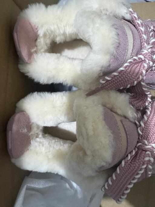 Buy & Sell Corporation Street Birmingham - Photos for UGG style pink white snow shoes for size 6