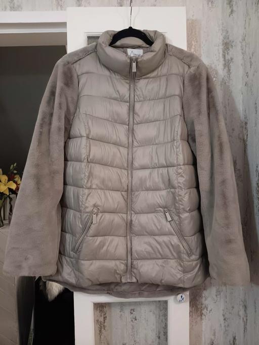 Buy & Sell Hornchurch Havering - Photos for quilted jacket with faux fur xxl