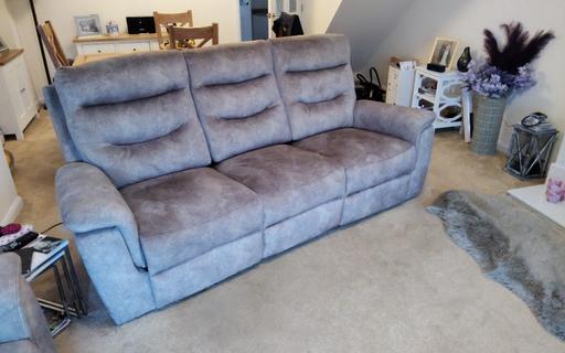 Buy & Sell Whinmoor Leeds - Photos for 3 + 2 Sofas