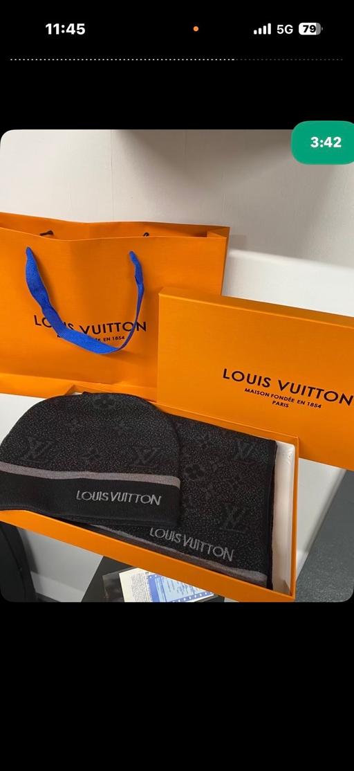 Buy & Sell Edmonton North London - Photos for Lv hat n scarf