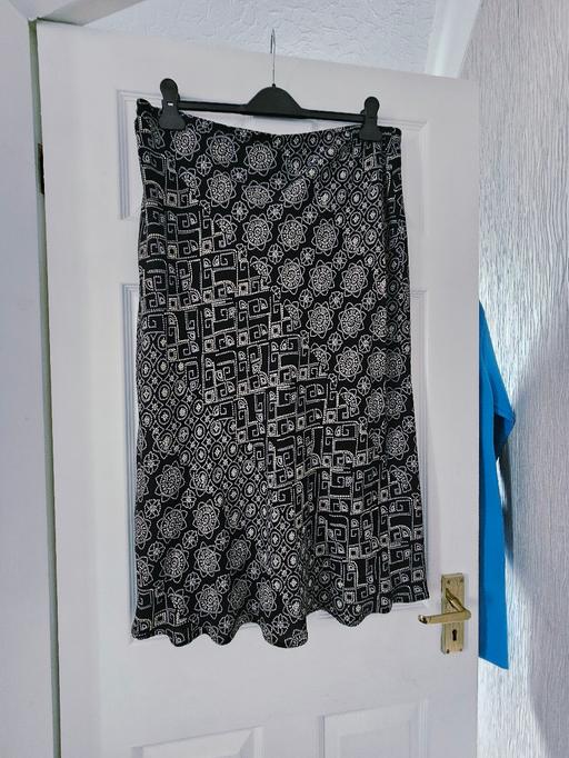 Buy & Sell Newton Doncaster - Photos for M&S mid length skirt, size 18.