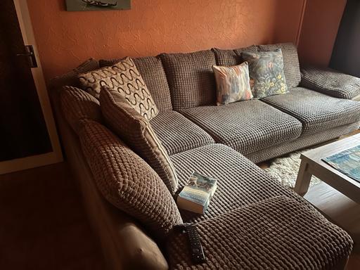 Buy & Sell Derry Downs South East London - Photos for Beautiful Extremely Comfortable Sofa