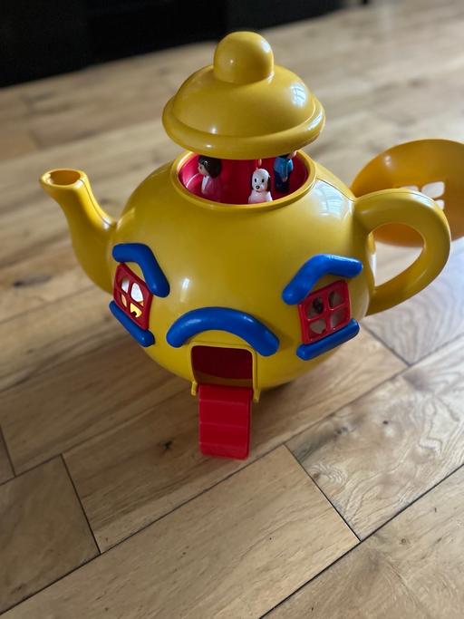Buy & Sell Castle Vale Birmingham - Photos for Vintage big yellow teapot with figures