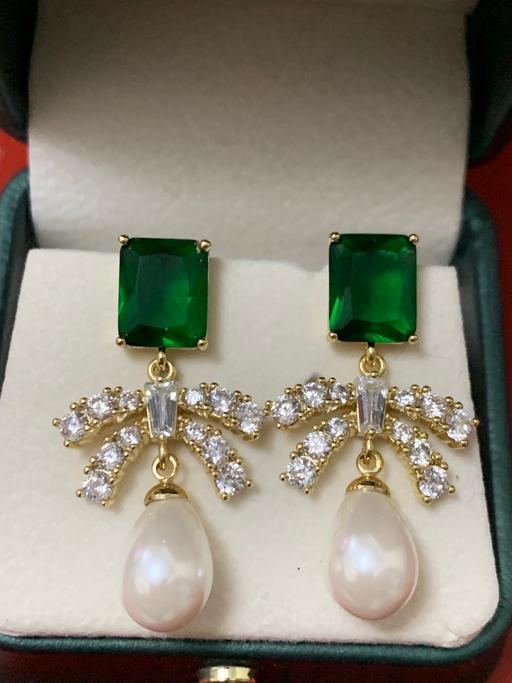Buy & Sell Romford Barking and Dagenham - Photos for 14ct Gold plated dangle drop Emerald earrings