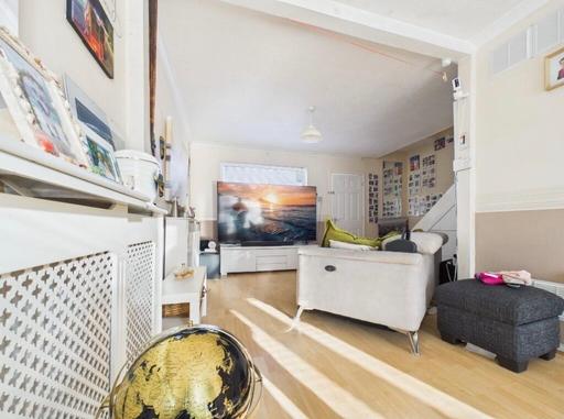 Residential Property Eastwood Southend-on-Sea - Photos for Ideal for a 1st time buyer No Chain.