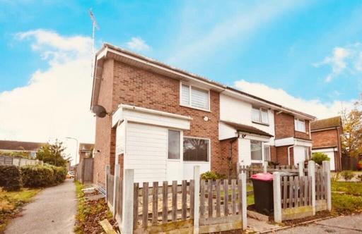 Residential Property Eastwood Southend-on-Sea - Photos for Ideal for a 1st time buyer No Chain.