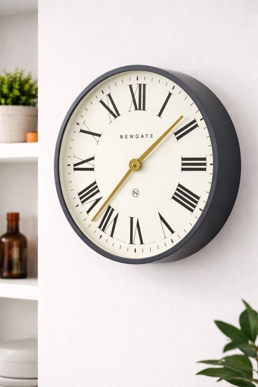 Buy & Sell Tottenham North London - Photos for Round Newgate Roman Numeral Clock