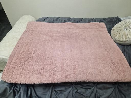 Buy & Sell Thorpe Hesley Rotherham - Photos for Very large bed throw