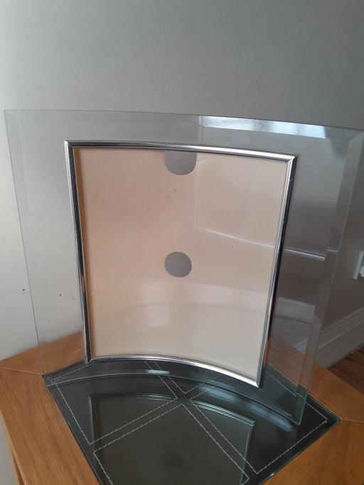 Buy & Sell Rayners Lane North West London - Photos for Modern Curved Glass Picture Frame, Silver Tri