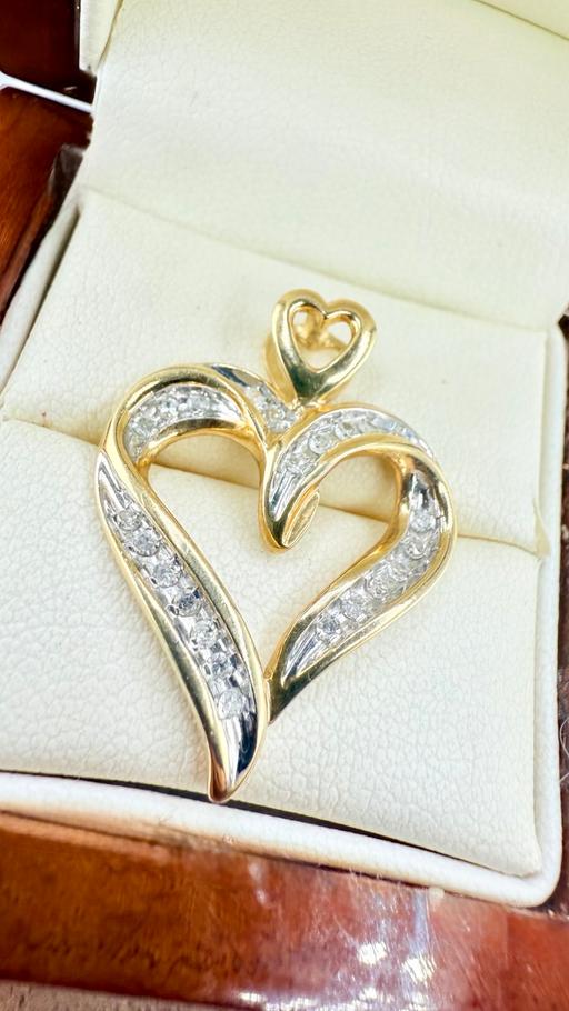 Buy & Sell Harrow on the Hill North West London - Photos for Stunning 10ct Gold Diamond Heart Pendant