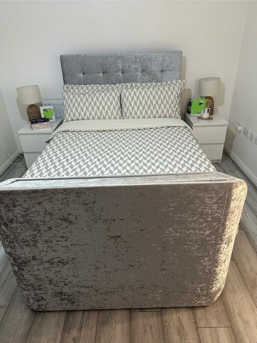 Buy & Sell The Ridgeway Enfield - Photos for Crushed velvet tv bed