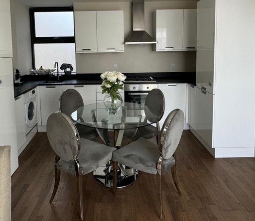 Buy & Sell Brent Cross North West London - Photos for Glass round dining table and 4 chairs