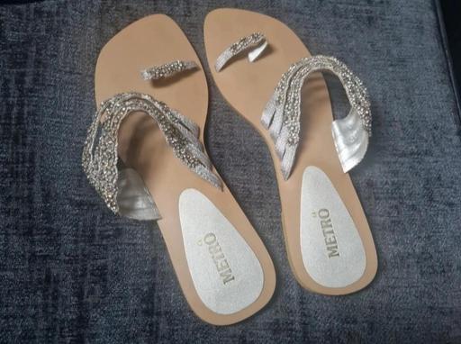 Buy & Sell Lees Oldham - Photos for Metro Silver Slippers