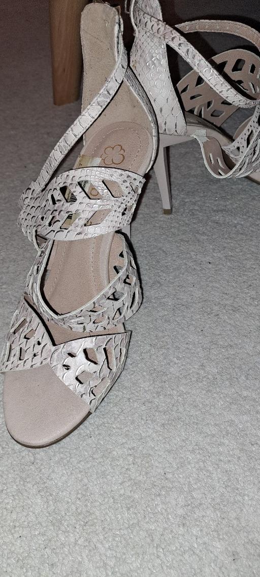 Buy & Sell East Putney Station Wandsworth - Photos for heels