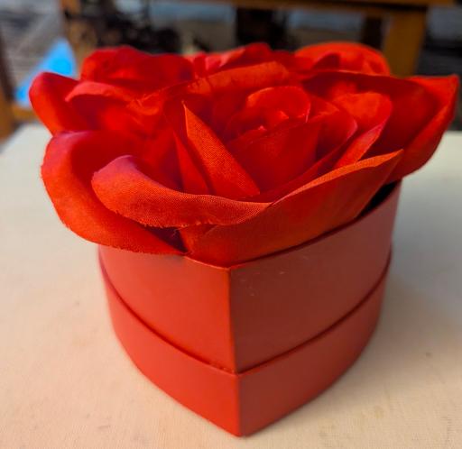 Buy & Sell Georgetown Blaenau Gwent - Photos for Valentines 3 roses in red heart shaped box. N