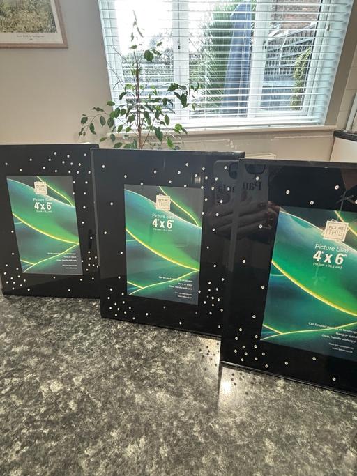 Buy & Sell Kings Hill Tonbridge and Malling - Photos for 4x black glass photo frames 6x4inches
