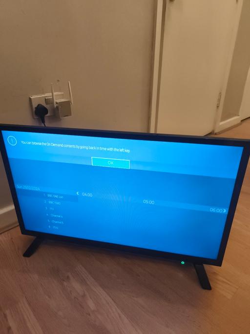 Buy & Sell Barbican Central London - Photos for Toshiba Smart TV 32in