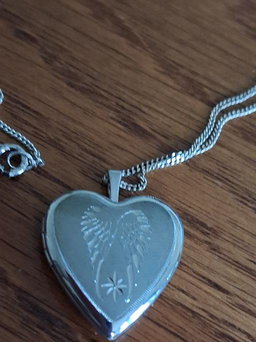 Buy & Sell Oxcroft Bolsover - Photos for Silver locket and chain.