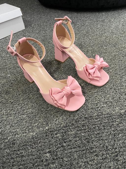 Buy & Sell Sefton Park Liverpool - Photos for Pink heeled bow shoes size 4 (37)