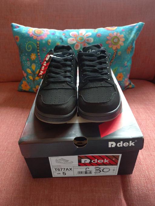 Buy & Sell Gonvena Cornwall - Photos for Kids Black skate trainer size 5 euro 38