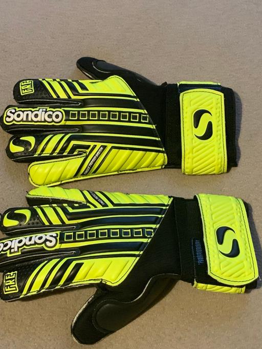 Buy & Sell Goodmayes East London - Photos for Sondico AquaSpine Junior Goalkeeper Gloves 6