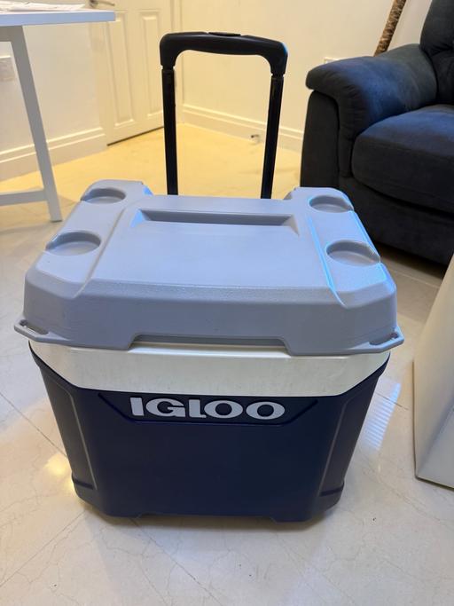 Buy & Sell Friern Barnet North London - Photos for Igloo Roller Wheeled Cool Box