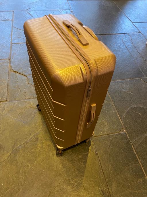 Buy & Sell Clapton East London - Photos for Medium size suitcase for check-in