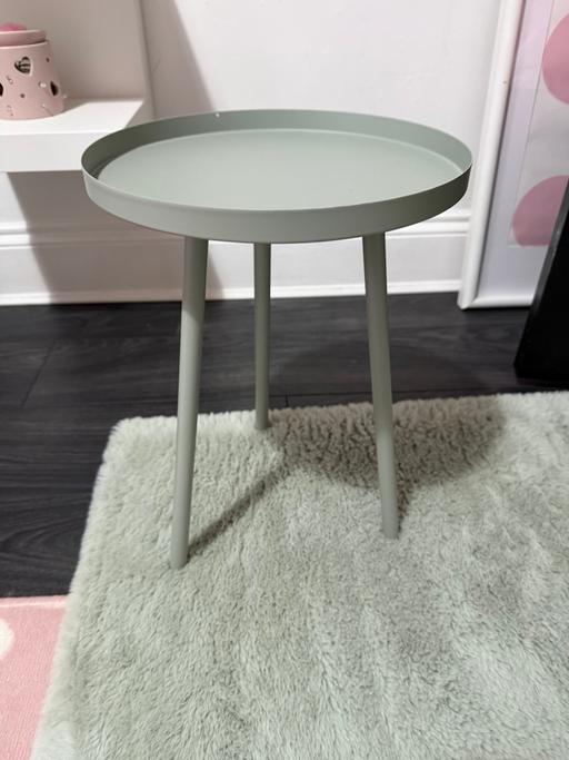 Buy & Sell Dudley Port Sandwell - Photos for Green rugs & sidetable