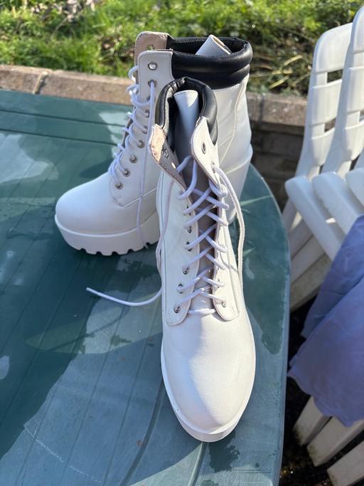 Buy & Sell Shortlands Bromley - Photos for Converse white boot