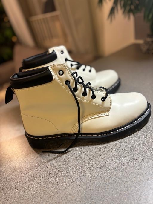 Buy & Sell De Beauvoir Town North London - Photos for Dr martins air wair boots size 11