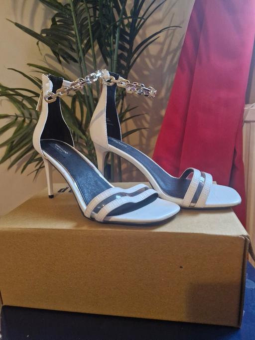 Buy & Sell Ruislip Hillingdon - Photos for River Island white and Gold High heel shoe