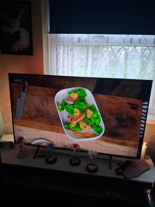 Buy & Sell Tipton Sandwell - Photos for tv with biltin lights