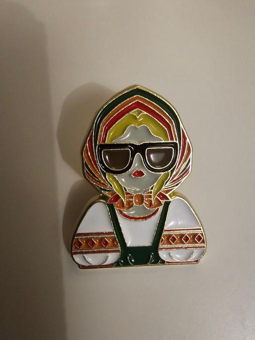 Buy & Sell Pilsley North East Derbyshire - Photos for lovely enamel lady pin