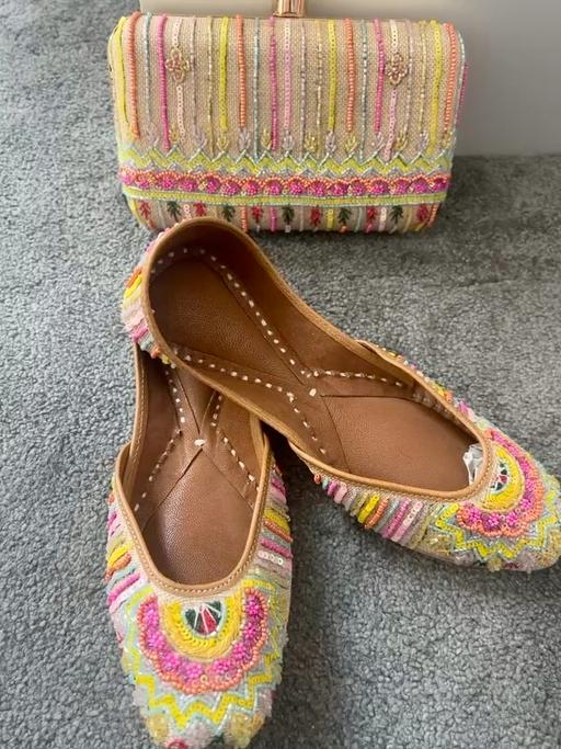 Buy & Sell Barnehurst Bexley - Photos for Punjabi jutti in multi coloured with clutch