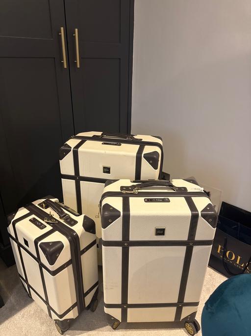 Buy & Sell West Heath South East London - Photos for 3 Suitcases