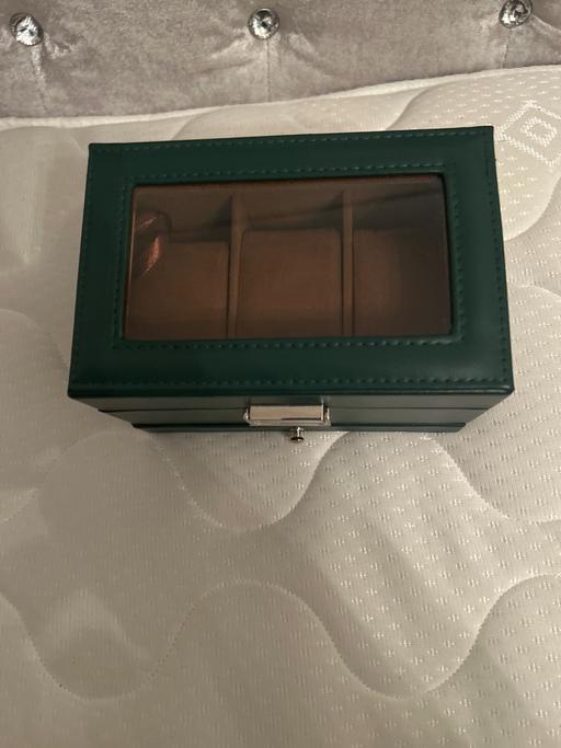 Buy & Sell Dormans Park Tandridge - Photos for Watch box